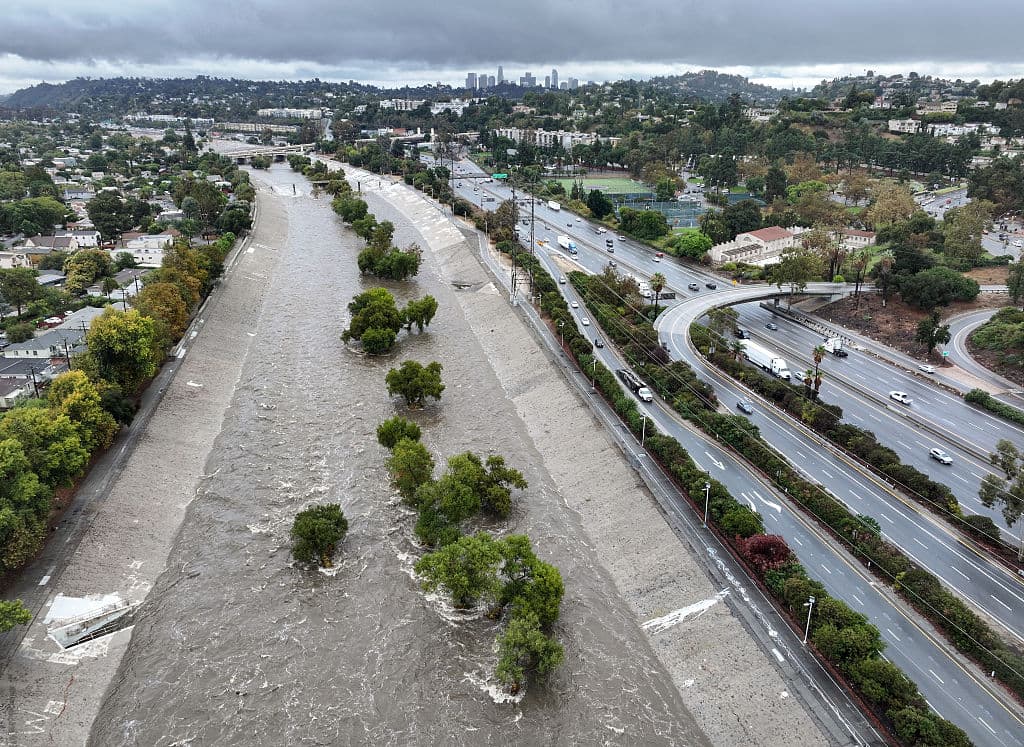 El Servicio Meteorológico Nacional reportó precipitaciones de hasta 12.7 centímetros en zonas seleccionadas. Bel Air y Beverly Hills registraron 5 centímetros de lluvia, mientras que el Cañón Sepúlveda registró 8.9 centímetros. El centro de Los Ángeles registró 3.3 centímetros.