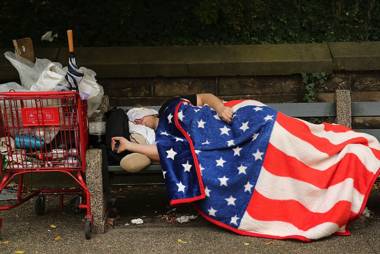 El Reporte Anual de Desamparados realizado por el Departamento de Desarrollo Urbano y Vivienda de los Estados Unidos encontró que durante 2022 se registró a medio millón de personas viviendo en condición de indigencia. El 30% de ellos estaban considerados en una etapa crónica y 40% sin un refugio, principalmente viviendo en las calles, tiendas de campaña o vehículos.