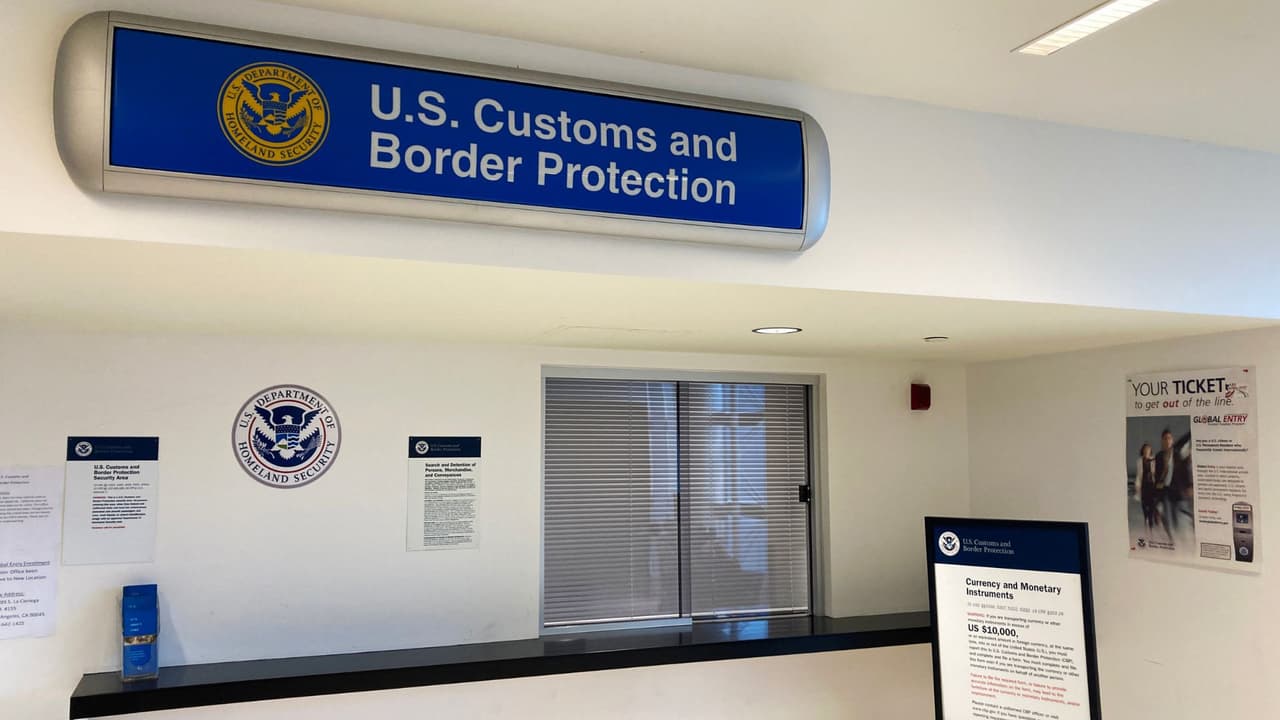 <h3 class="cms-H3-H3">Glosario breve </h3>
<b>H-1B: </b>visa de trabajo especializado.
<br>
<b>LCA: </b>certificación laboral que el empleador presenta al Departamento de Trabajo.
<br>
<b>Prevailing wage: </b>salario mínimo de referencia para una ocupación en una zona.
<br>
<b>I-129:</b> petición formal que presenta la empresa a USCIS.
<br>
<b>Cap/Lottery:</b> límite anual de visas y sorteo por alta demanda.
<br>
<b>USCIS, CBP, Departamento de Estado:</b> las agencias que aprueban peticiones, controlan la entrada y emiten visas.