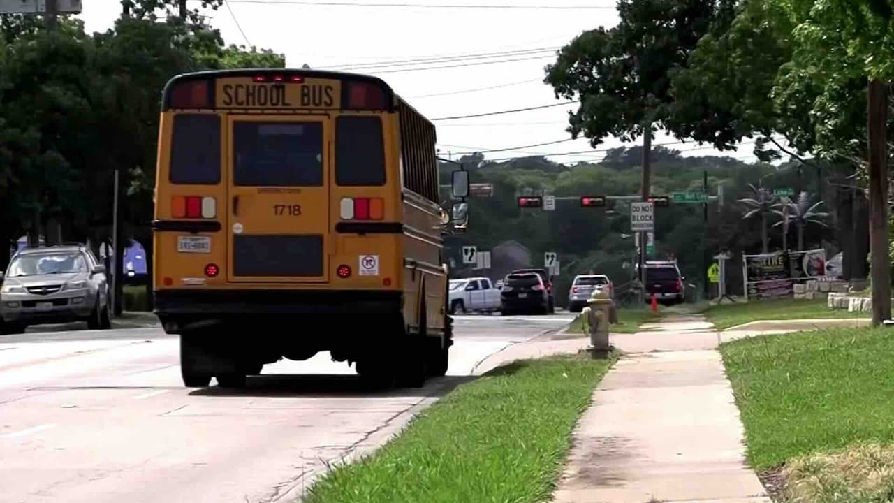 Detienen a asistente escolar por presunto abuso a menor en Texas
