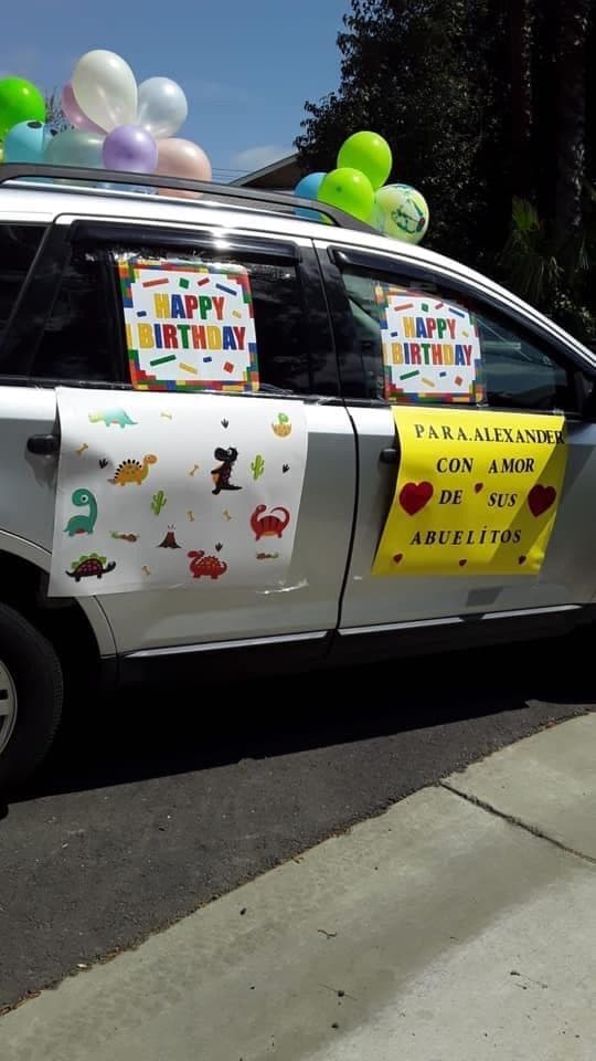 Decoraron a su auto con mensajes de felicidad y los animales favoritos de Alex.