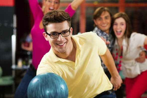 Al soltar la bola, toda tu energía debe trasladarse a tu pie izquierdo o derecho.