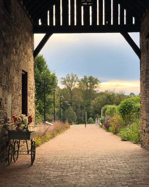 La boda se llevó a cabo en la finca Blue Hill At Stone Barns, un mágico lugar ubicado en el condado de Westchester, Nueva York.