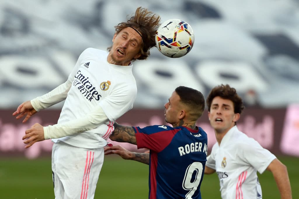 Militao (9’) dejó a los merengues con diez hombres en la cancha desde los primeros minutos del cotejo. Asensio (13’) abría el marcador y Morales (32’) igualaba los cartones. Levante falló un penal, pero Martí (78’) se encargó de darle vuelta al partido. Benzema salió a los 82’ de juego. Real Madrid se queda con 40 puntos y Levante llega a 26.