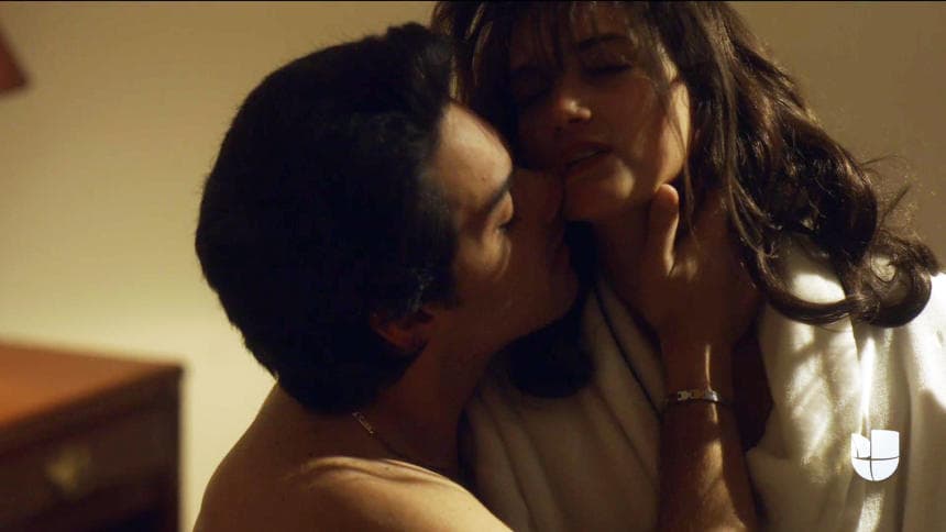 Guadalupe escapó con sus hijos para reunirse con su amante sin imaginar que 'El Buen Mozo' le tenía preparada una trampa mortal. Una vez en el hotel, el hombre enviado por los Avendaño la tomó entre sus brazos y
<b><a href="http://www.univision.com/series/el-chapo/la-esposa-e-hijos-de-el-guero-fueron-asesinados-por-ordenes-de-los-avendano-video" target="_blank">en plena escena de cama la degolló</a></b>.