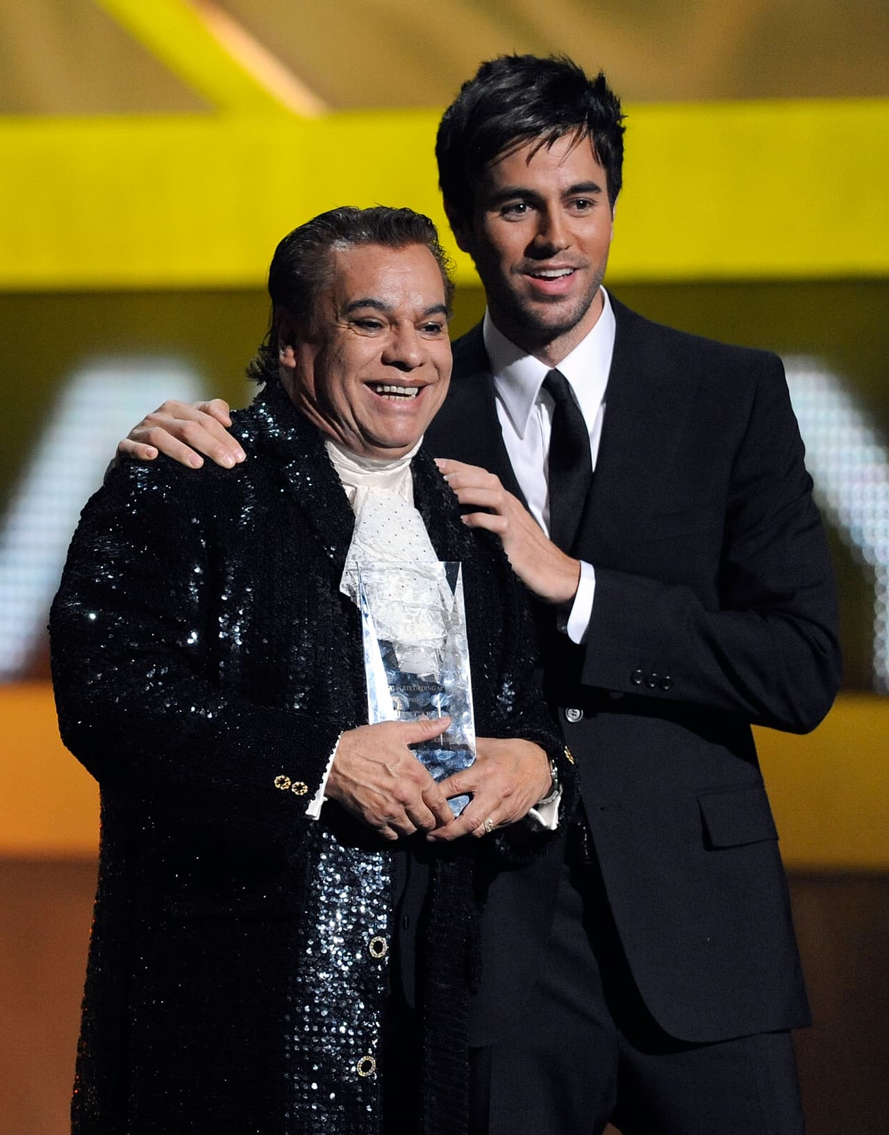 En 2009, el cantautor mexicano Juan Gabriel recibió el premio Persona del Año por su gran aporte musical y labor filantrópica.