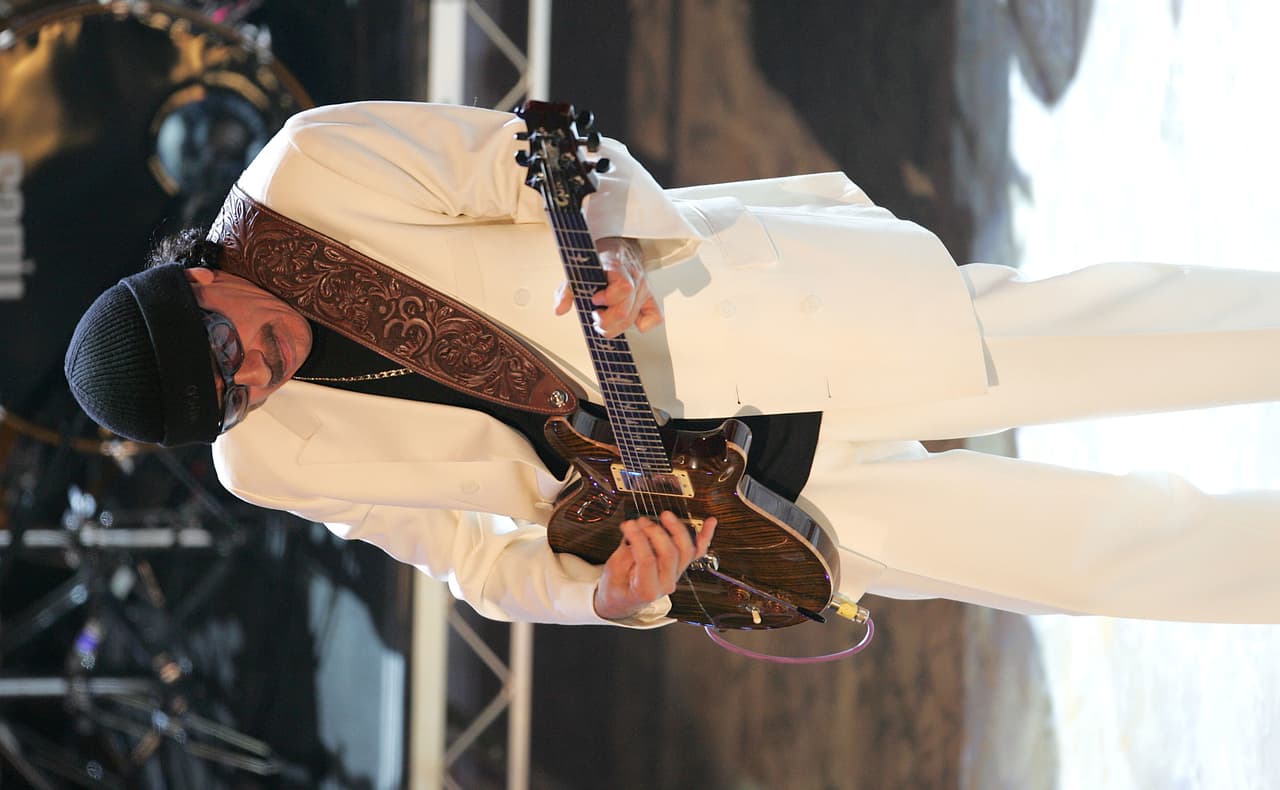 El famoso guitarrista mexicano Carlos Santana recibió este premio durante la entrega de los Latin GRAMMY en el año 2004.