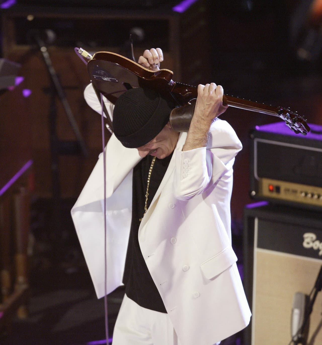 Como muestra de agradecimiento, el músico de origen mexicano tocó en el escenario junto a los Lonely Boys el tema de 'La Bamba' haciendo gala de su experiencia con la guitarra.