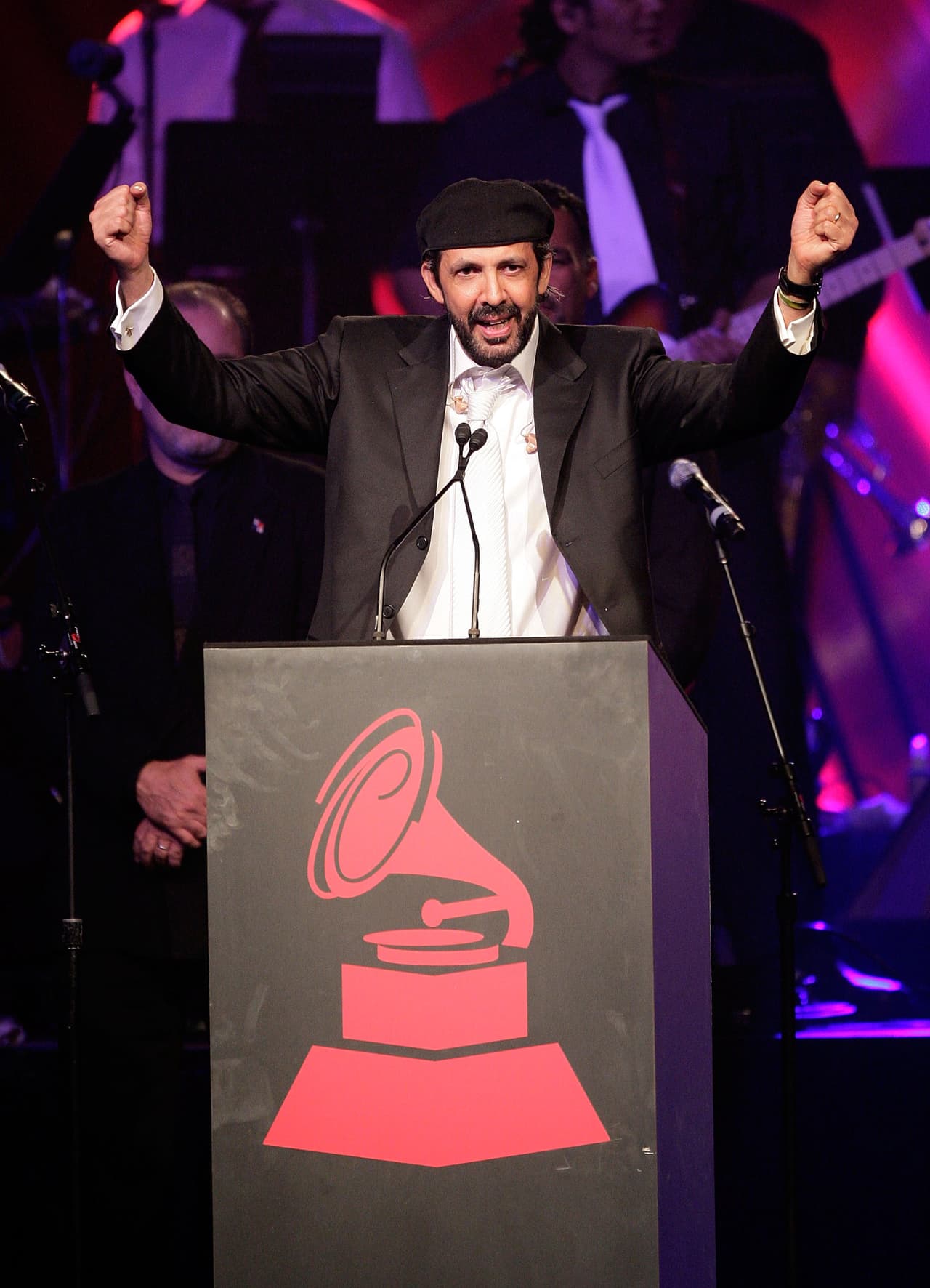 Juan Luis Guerra se llevó la noche y el reconocimiento a Persona del Año 2007.