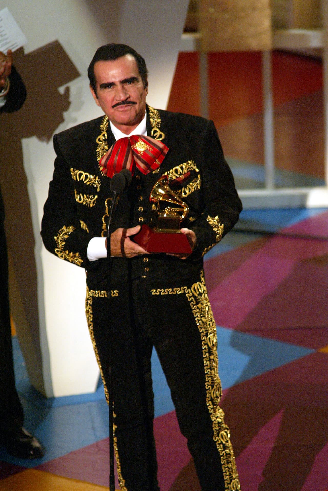 Pero ese mismo año, Vicente Fernández estaba celebrando sus 35 años de carrera musical.