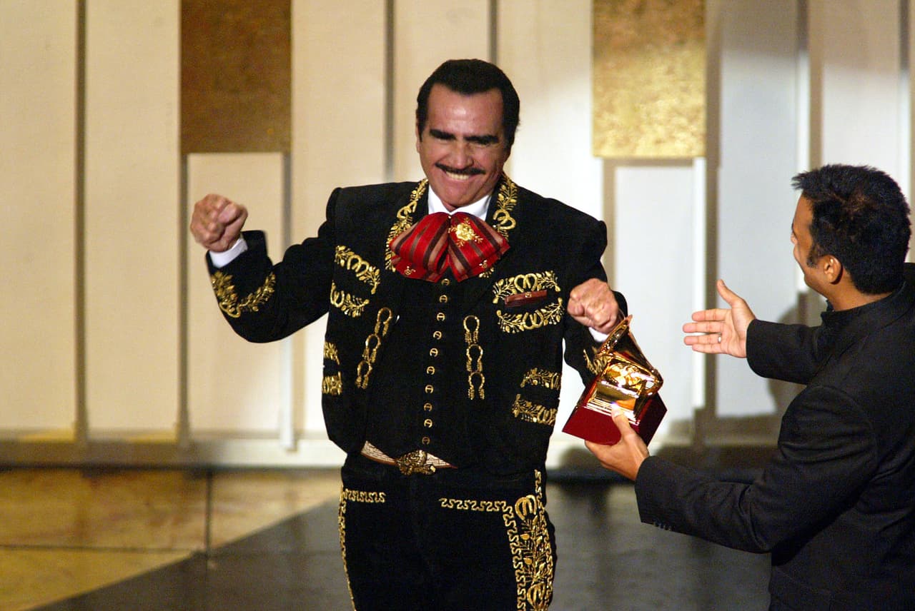 Otra personalidad de la música fue reconocida como Persona del Año en 2002, el mexicano Vicente Fernández.