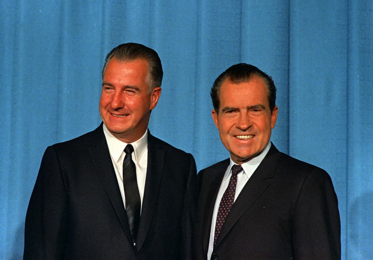 <b>Antes del calentamiento global estaba la contaminación</b>
<br>
<br>La polución era el problema que más angustiaba a los ambientalistas de la época. Tanto que el vicepresidente de Richard Nixon, Spiro Agnew, (a la izquierda en la foto) ofreció un discurso ante la Asociación Médica Estadounidense para hablar de la “la plaga de la contaminación ambiental”.
<b> La crónica de<i>The New York Times </i>de aquel día destaca que en sus 20 minutos de intervención Agnew no habló a los doctores de los temas de su área y no se refirió a la crisis de los costos de los servicios.</b> Hoy la polución sigue siendo un tema de preocupación, aunque el calentamiento global esté en el tope de la lista de los ambientalistas. Lo de la salud y sus costos sigue sin cambios, aparentemente.