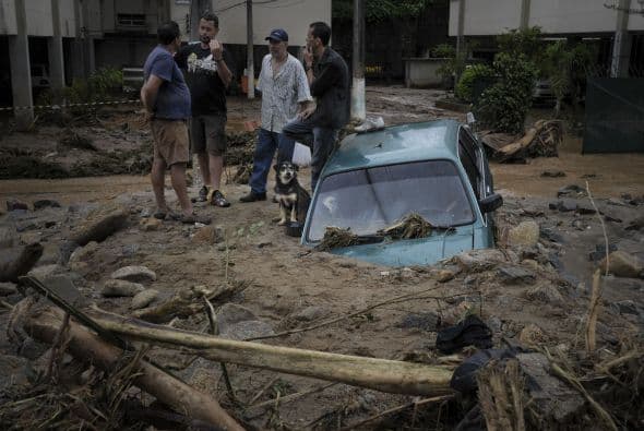 "Tenemos que ayudar a los vivos, no hay más ayuda para los muertos", sentenció. "Lloré mucho, y a veces tengo la mente en blanco y casi me olvido de lo que ocurrió. Pero tenemos que hacer lo que podamos para ayudar a los vivos".
