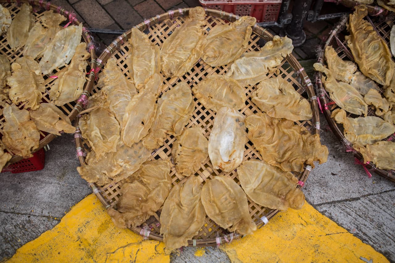 La totoaba es pescada ilegalmente en México, en las ciudades costeras de San Felipe, Baja California, y Santa Clara, Sonora.