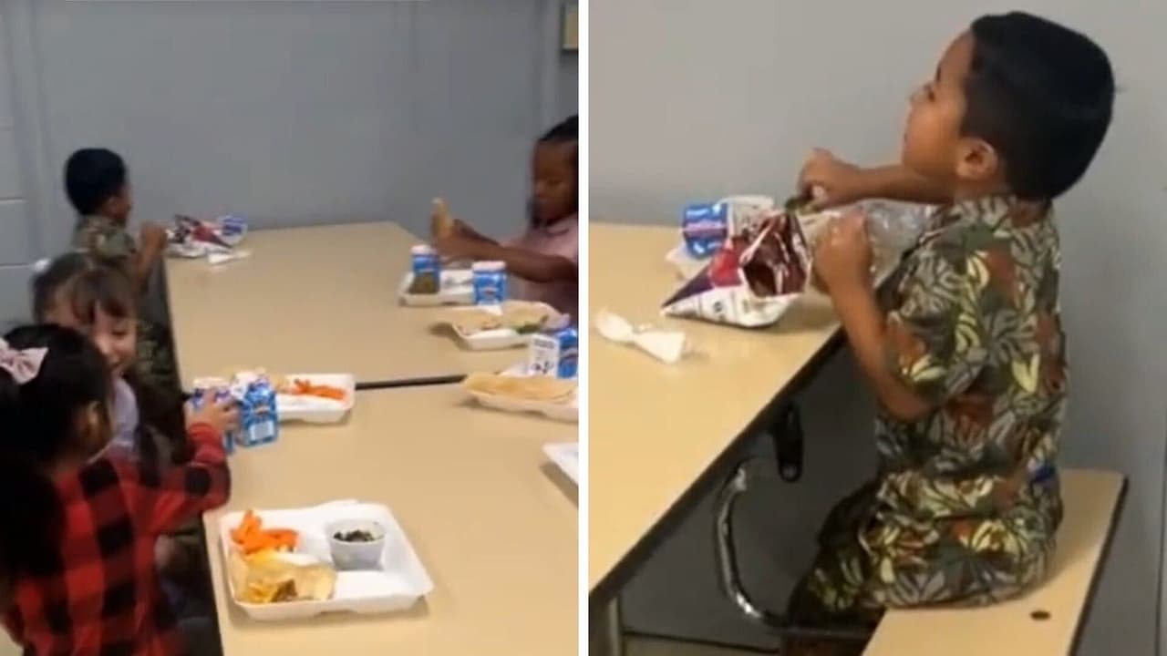 Mamá ve a su hijo comiendo solo en la escuela y le da una gran sorpresa: así reaccionó al verla