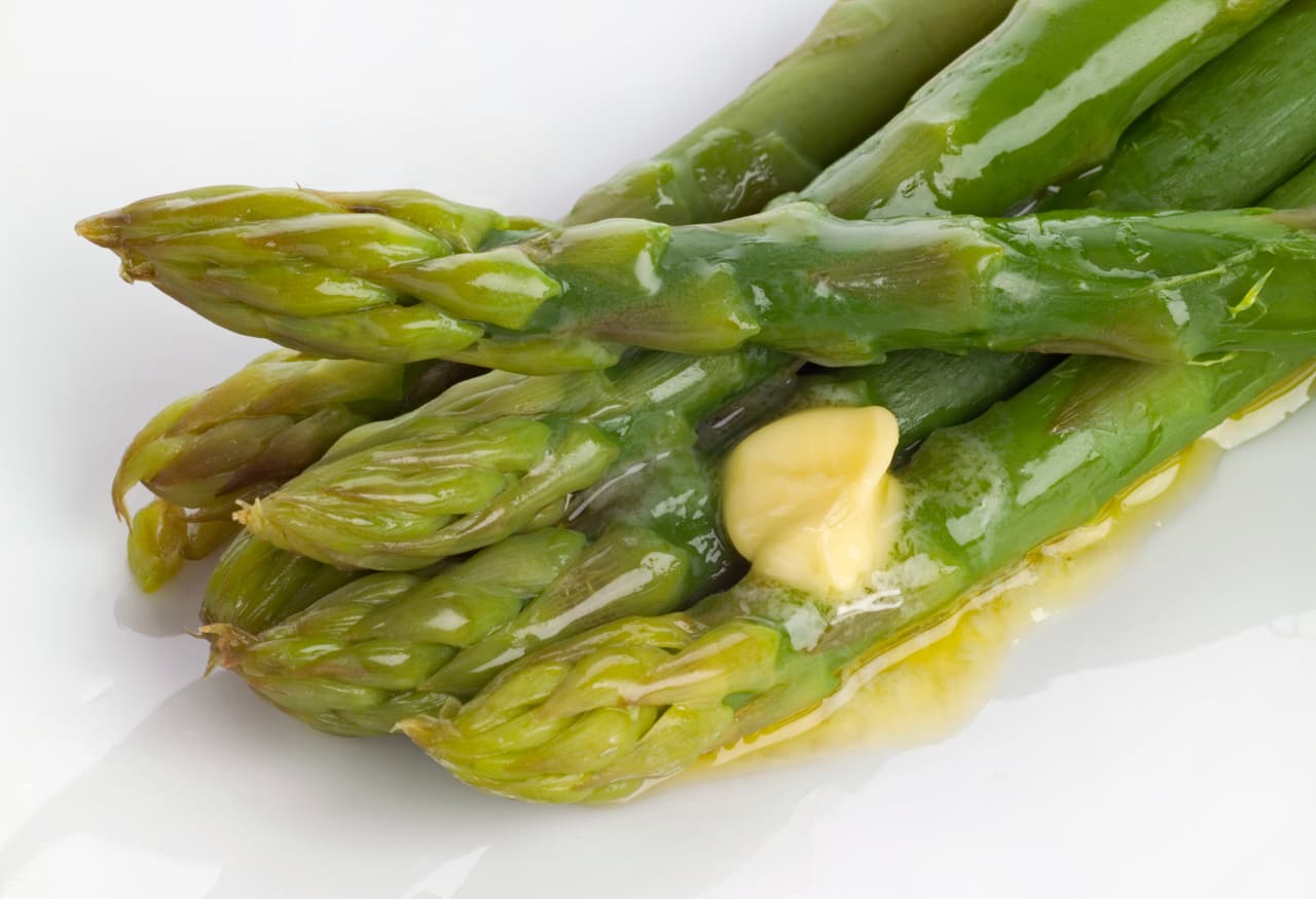 Mantequilla. Este ingrediente también es una buena opción para rostizar tus vegetales, y aunque el aceite de oliva sigue siendo el favorito, a la hora de rostizar elote en el horno, sustituirlo por la mantequilla será tu mejor decisión.