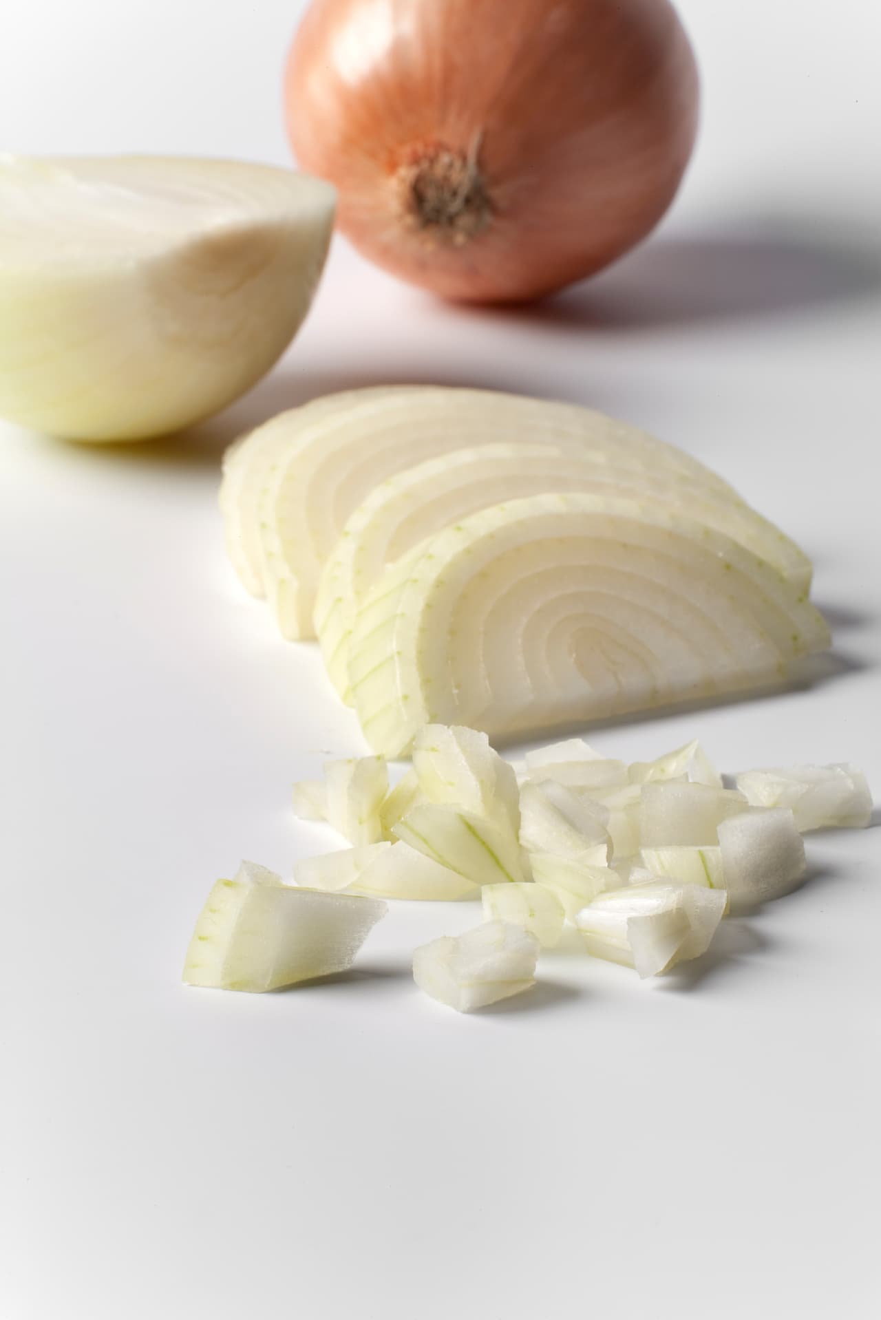 Cebolla. Este vegetal suele dar sazón a cualquier platillo en el que lo incluyas. Coloca solo algunos trozos pequeños en el recipiente extendido donde rostizarás tus verduras.