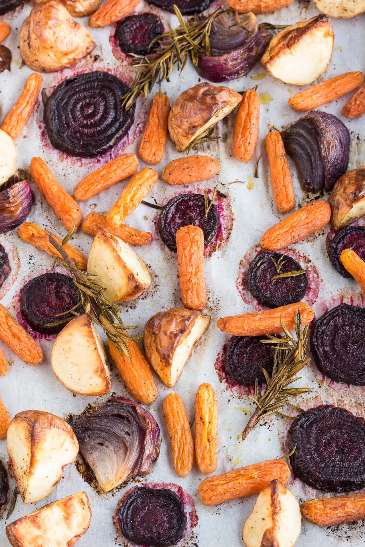 Espacio. De acuerdo a la revista especializada ‘Bon Apetit’, cuando los coloques en la charola del horno, debes darles el espacio necesario, ya que esto evitará que se cuezan disparejos y resulten más crujientes.