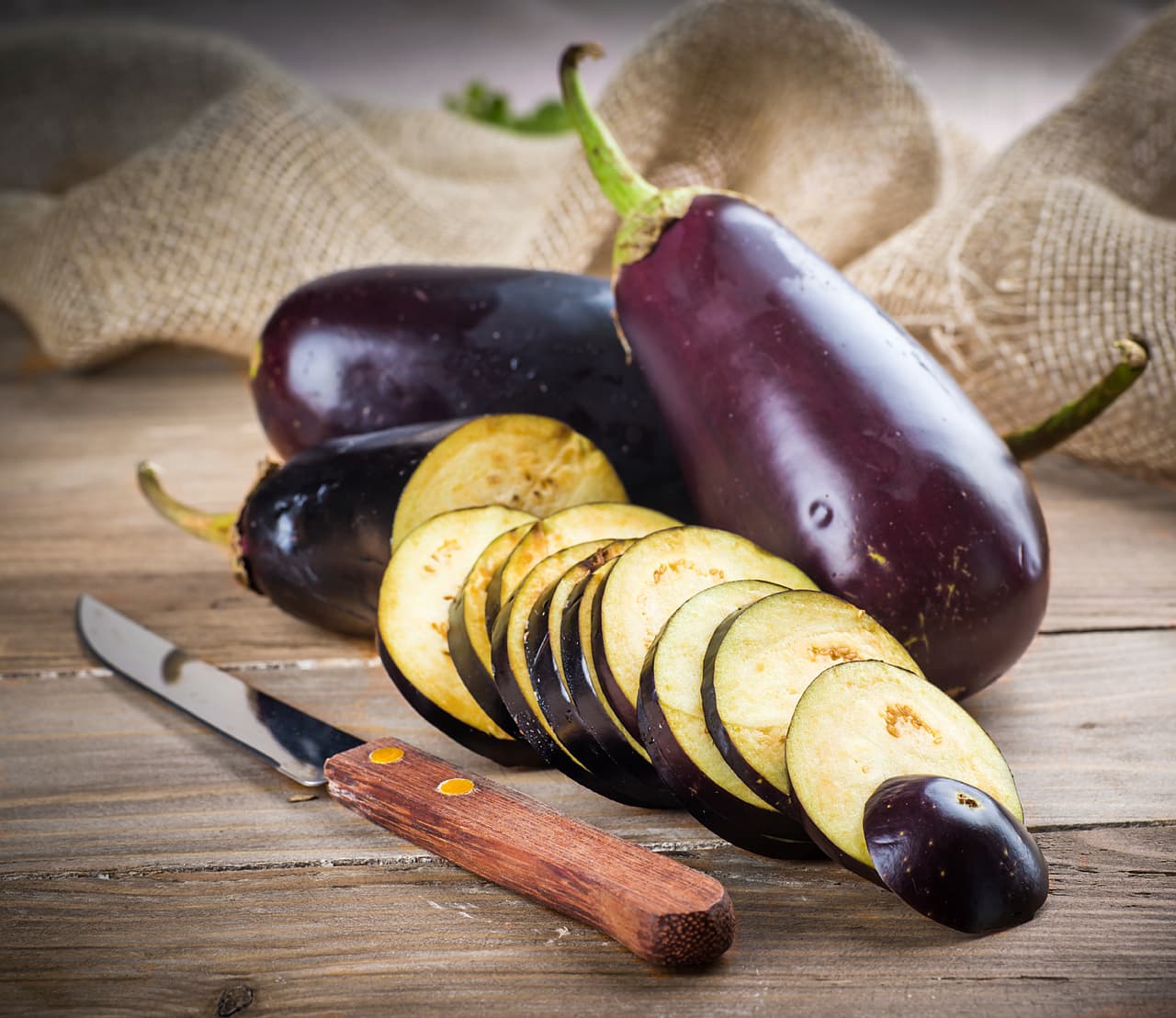 Berenjenas. Mucha gente no incluye este vegetal en su dieta, pero la realidad es que tiene muchos beneficios, y su sabor caramelizado al rostizarlo es exquisito, córtalo en rodajas no tan gruesas.