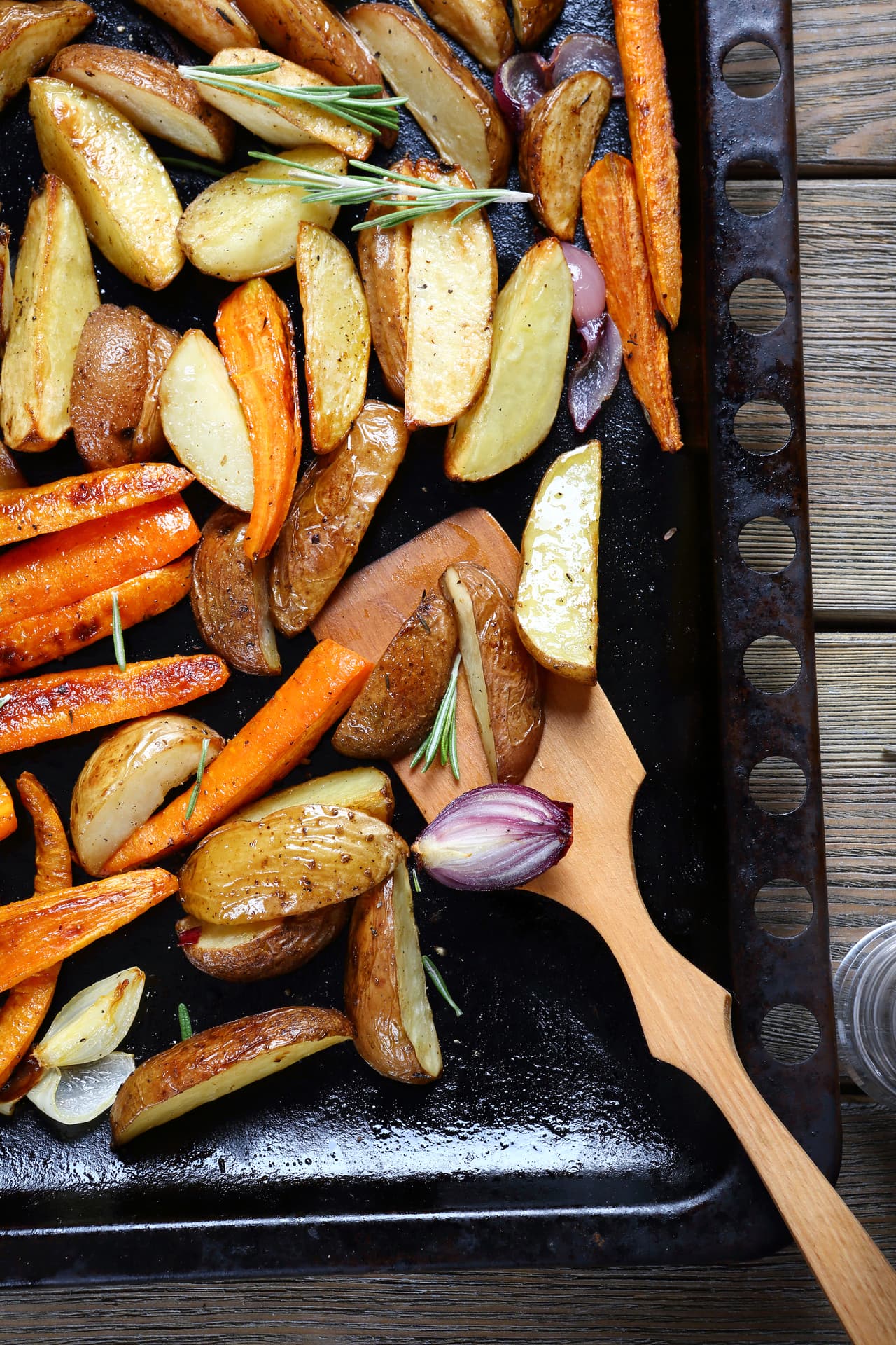 Voltea tus verduras cuando la mitad del tiempo de cocción se haya cumplido para que se doren uniformemente.