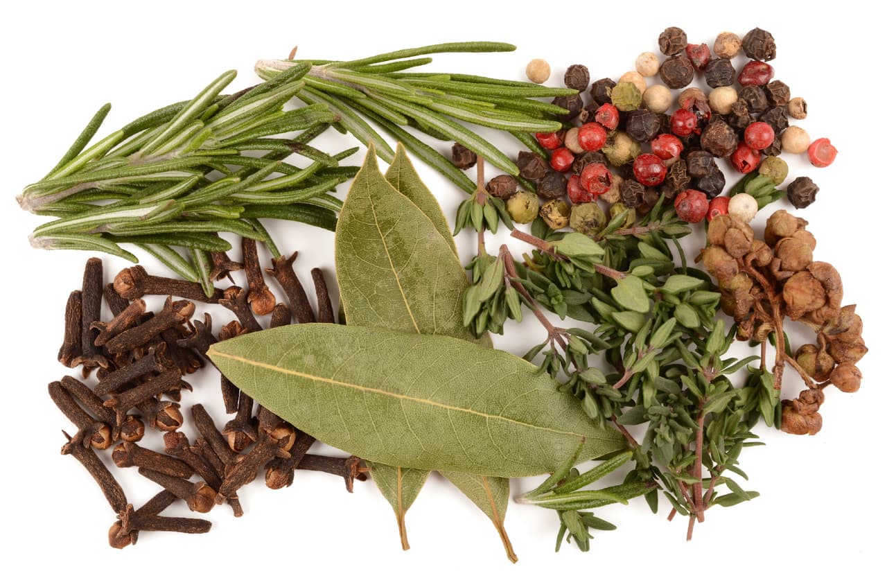 Elige los condimentos de tu preferencia como pimienta, romero, tomillo, orégano o jugo de limón, pero no abuses de ellos y no combines demasiados sabores. No olvides agregar sal y un poco de ajo.