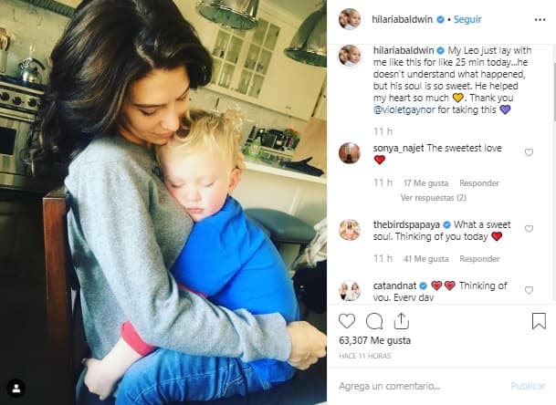 "Mi Leo simplemente se acostó así durante unos 25 minutos hoy (miércoles 13 de noviembre), no entiende lo que pasó, pero 
<b>su alma es tan dulce</b>. Ayudó mucho a mi corazón", 
<b><a href="https://www.instagram.com/p/B41BuPeHujo/" target="_blank">publicó en Instagram</a></b>.