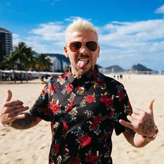 Una de sus responsabilidades será hablar con las participantes después de su paso por el escenario, él las entrevistará sobre cómo se sintieron en su performance: "Para mí todo esto es un espacio nuevo. Nunca había conducido en TV, pero me emociona aprender. A mí me atraen mucho los retos, los veo como momentos para crecer y Reina de la Canción es eso”.