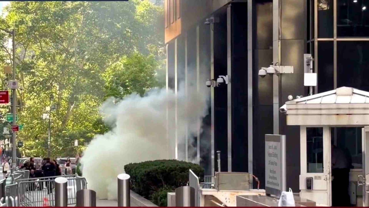 Sujeto arroja objeto incendiario en Federal Plaza de Manhattan