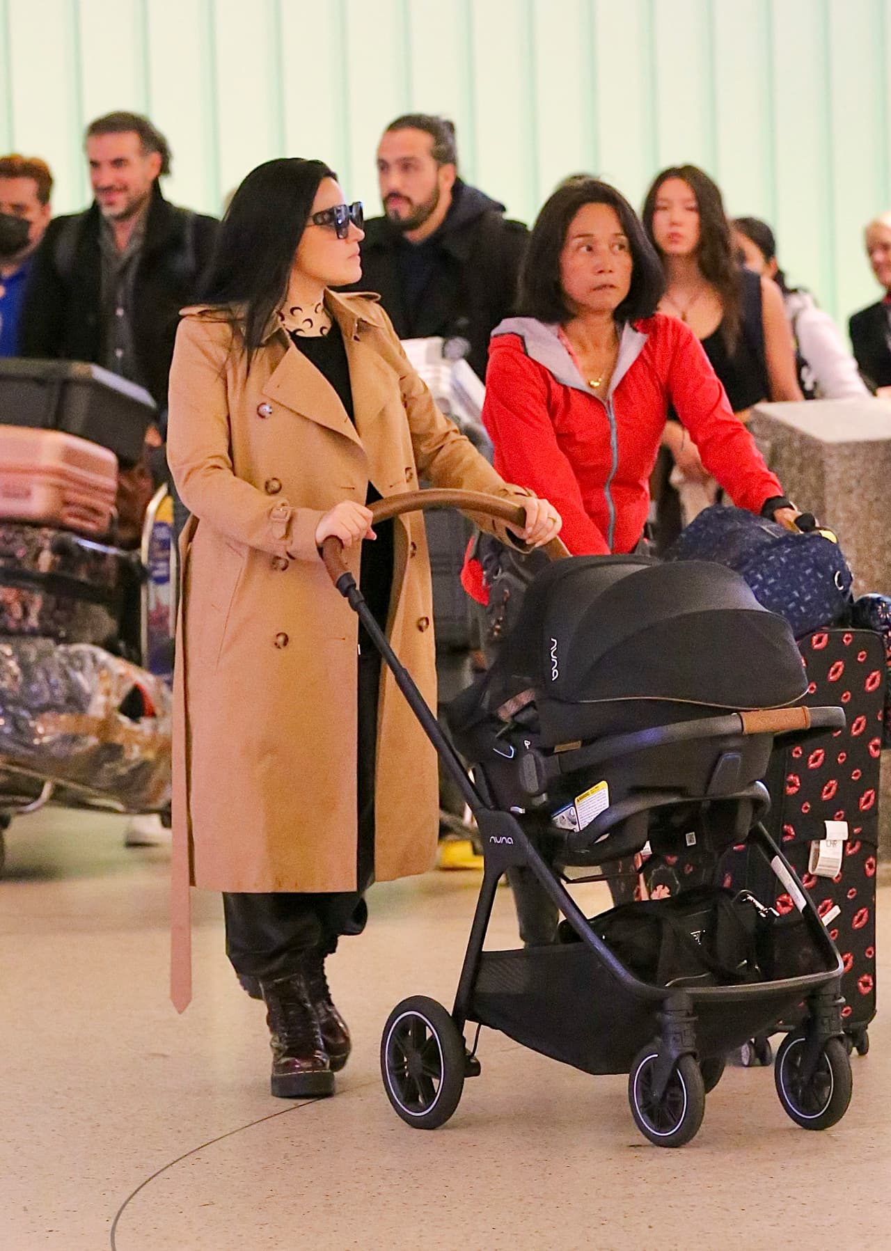 Maite Perroni empuja la carriola de su hija Lía en el aeropuerto de Los Ángeles