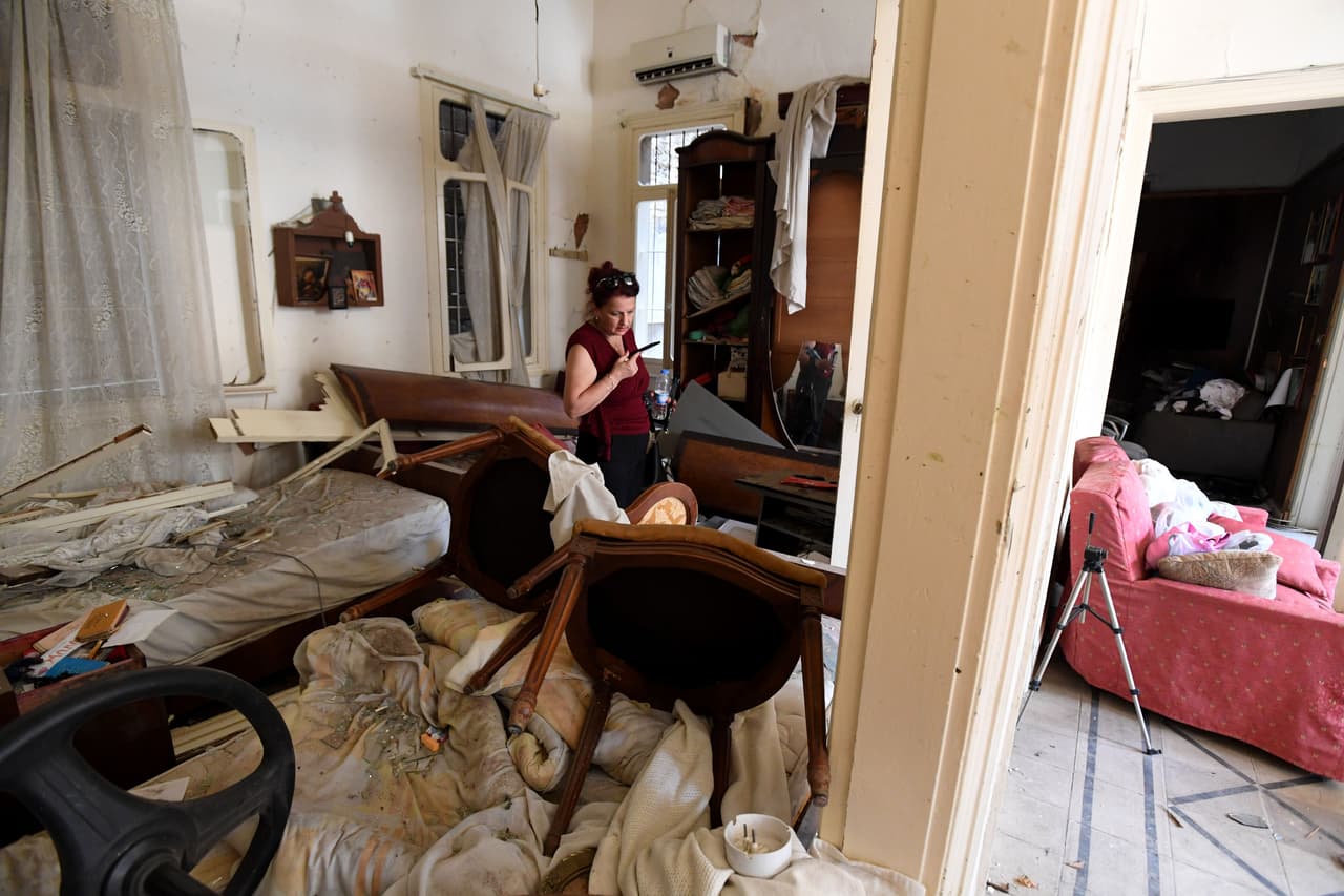 Mientras algunos rescatan sus pertenencias deentre los destrozos, decenas todavía esperan por noticias de sus seres queridos desaparecidos.