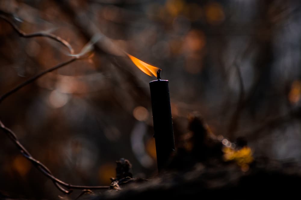 Con las velas negras podemos contrarrestar cosas malas o negativas, incluso prohibidas, como esos hechizos o amarres que pretenden afectarnos. Es un escudo contra la magia negra, así que es todo lo contrario a lo que uno pensaría.