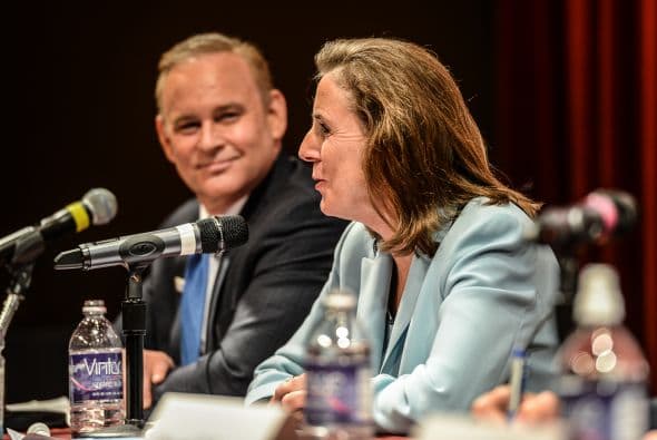 McCord y McGinty se hablaban mientras Allyson Schwartz hablaba. Imagen por Menglong Liang.