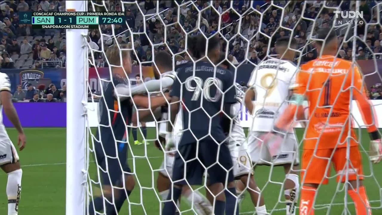¡Pasó cerca! San Diego sigue encima de la portería de los Pumas