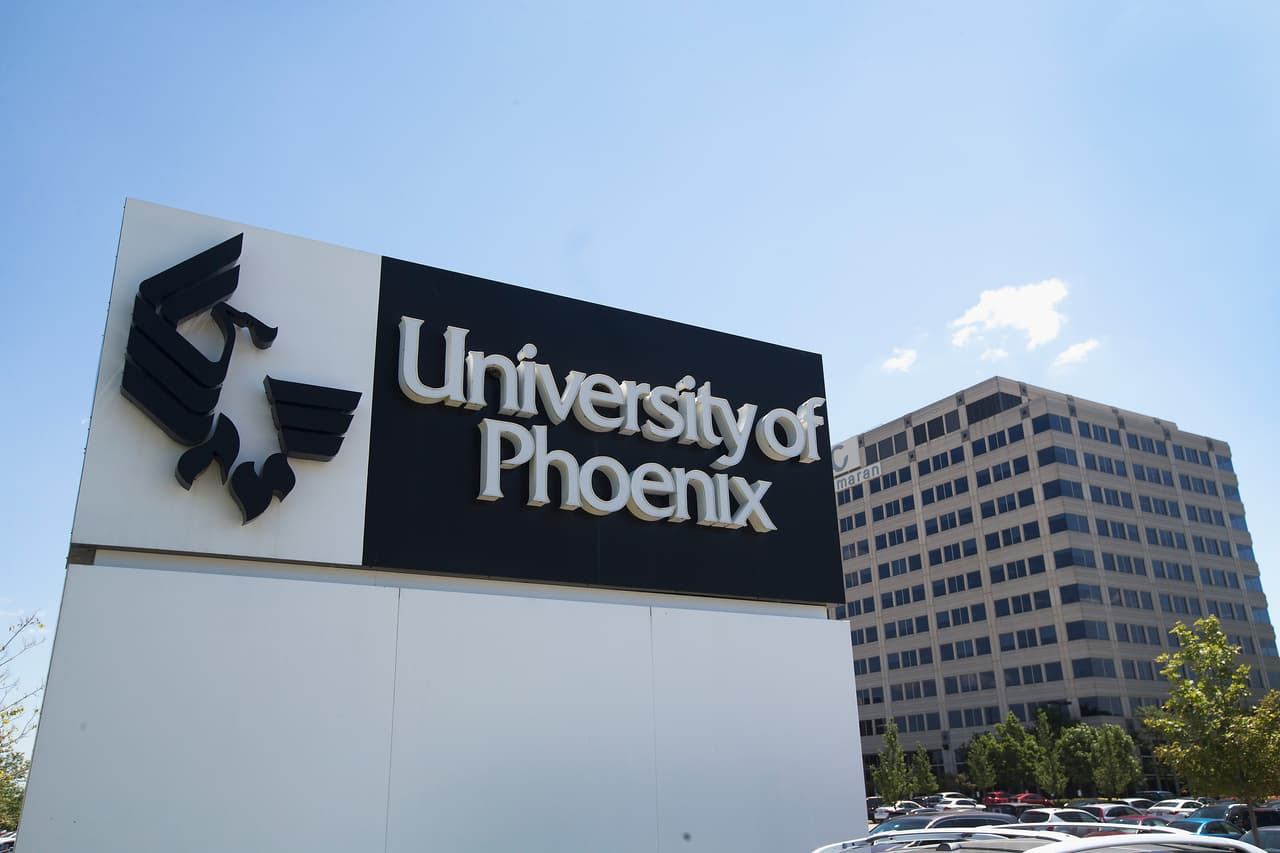 La 
<b>Universidad de Phoenix</b>, una institución de educación privada, aparece en la 
<b>posición número 4 de la lista.</b> Entre los motivos de su rechazo por los estadounidenses están "las investigaciones recientes por las supuestas agresivas tácticas de recrutamiento de estudiantes y las cuestionables prácticas financieras", indica 24/7 Wall St.