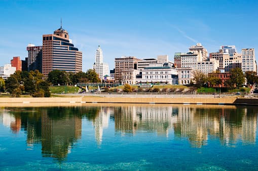 4. Memphis en Tennessee tiene una población de 650,000 personas. El alquiler promedio es de 813 dólares, el costo promedio de una comida es de 13 dólares. Los ingresos promedio por hogar son de 39,333 dólares.
<br>