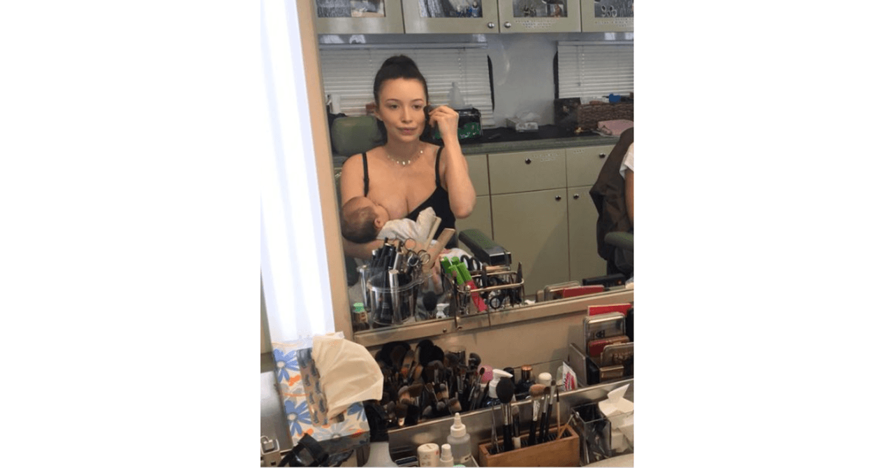 Christian Serratos con su hija