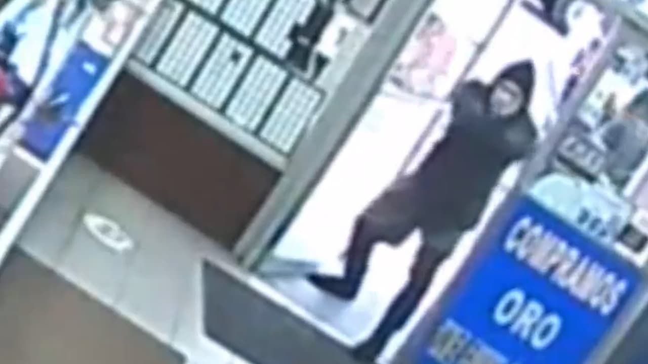 Pistolero intenta robar en una joyería de Brooklyn, le rebota una bala y huye