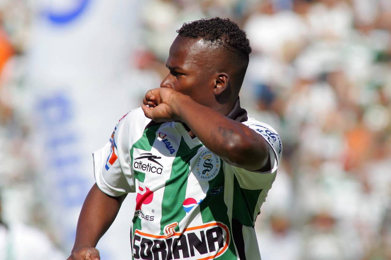 Una mezcla entre capacidad goleadora y desequilibrio, con regates que hacía levantar la tribuna, fueron el motivo de esa admiración de propios y extraños.