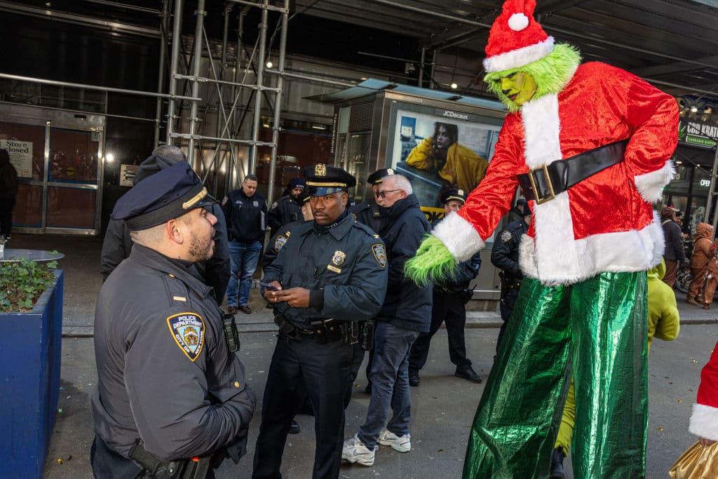 Uno de los participantes en el SantaCon llegó en zancos, vestido de 
<b><a href="https://www.univision.com/local/san-francisco-kdtv/este-grinch-llego-en-un-auto-de-lujo-y-se-robo-el-arbol-de-navidad-de-jesus-video" target="_blank">Grinch</a></b>, siendo advertido por agentes del Departamento de la Policía de la Nueva York de que 
<b>no permitirán a nadie intentar robar el verdadero sentido de la Navidad</b>.