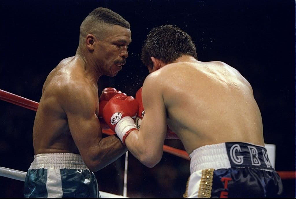 Chávez acumulaba 90 peleas invicto y 13 defensas del título super ligero del CMB; Randall no era muy conocido entonces.