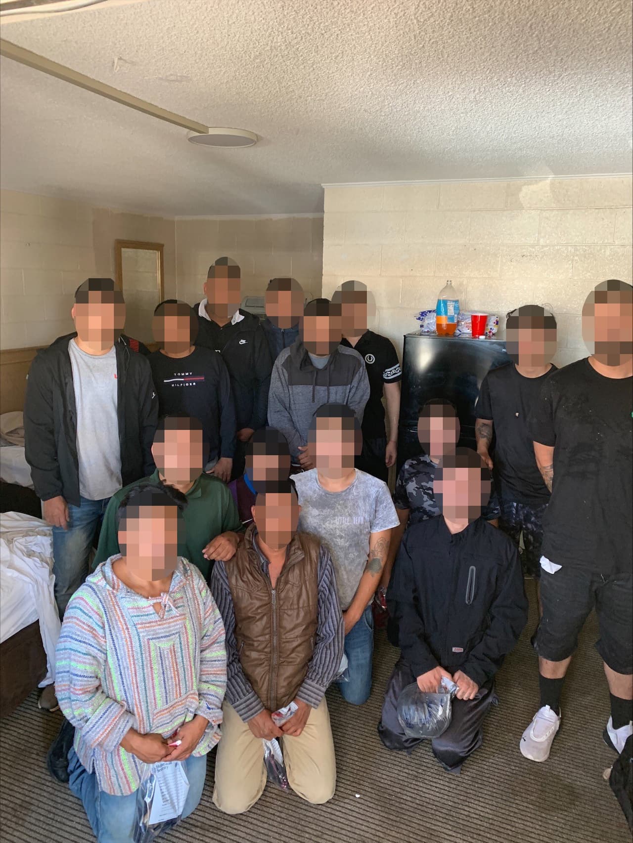 Descubren a 15 migrantes en una habitación de hotel en Yuma. Agentes de la Patrulla Fronteriza asignados a la unidad de inteligencia arrestaron a los migrantes y presentarán cargos de contrabando contra el ciudadano estadounidense de 26 años que los estaba albergando.