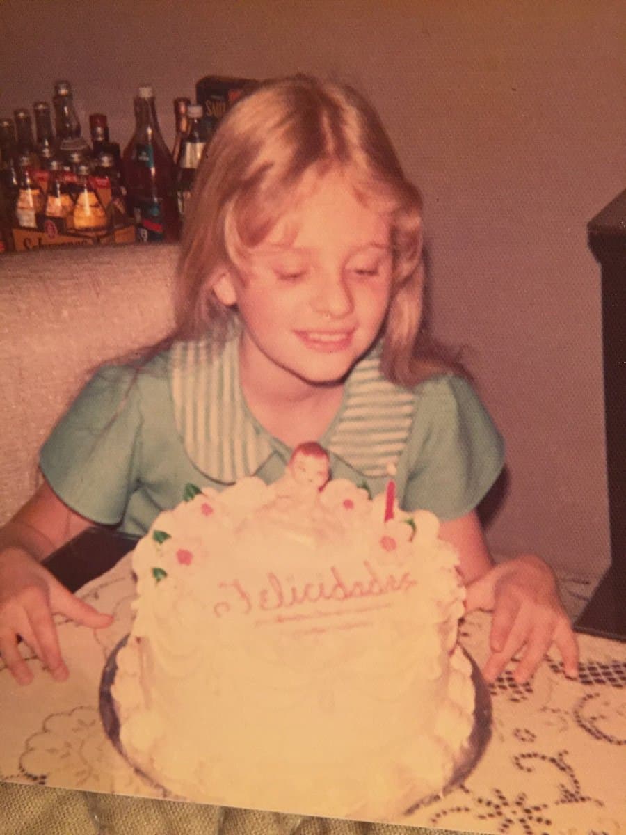 Pronto creció y siguió llamando la atención con su belleza. Trabajó como conductora del famoso programa 'XE-TU'.