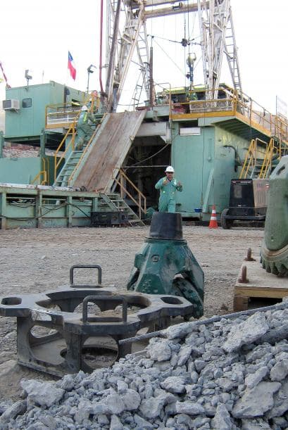 El diámetro de entre 60 y 70 centímetros es necesario para que los mineros pueden ser evacuados en una cápsula, en cuyo construcción ya trabajan tres distintos equipos de ingenieros, y que los trasladará a la superficie.