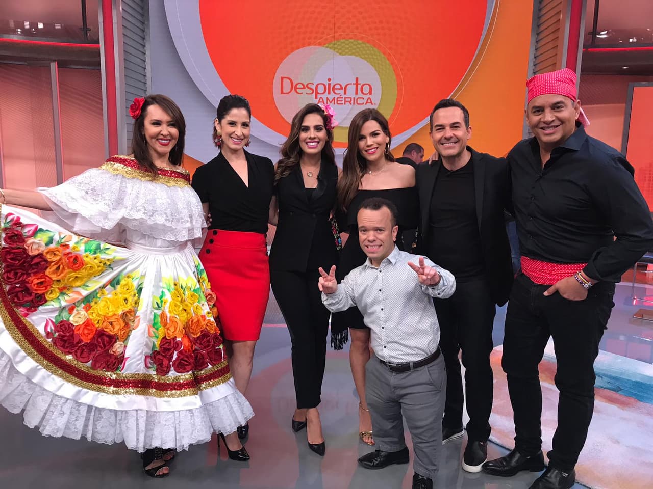 Carlos Calderón, Andrea Chediak, Karina Banda, Daniel Sarcos, Tanya Charry y Carlitos 'El Productor' compitieron ante el jurado de lujo compuesto por María Antonieta Collins, Albert Martínez y Lupe de Molina.
<br>