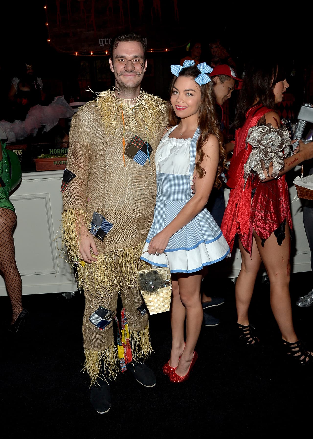 El hijo de Hugh, Cooper Hefner, aprovechó para convertirse en espantapájaros y saludar a amigos y conocidos.