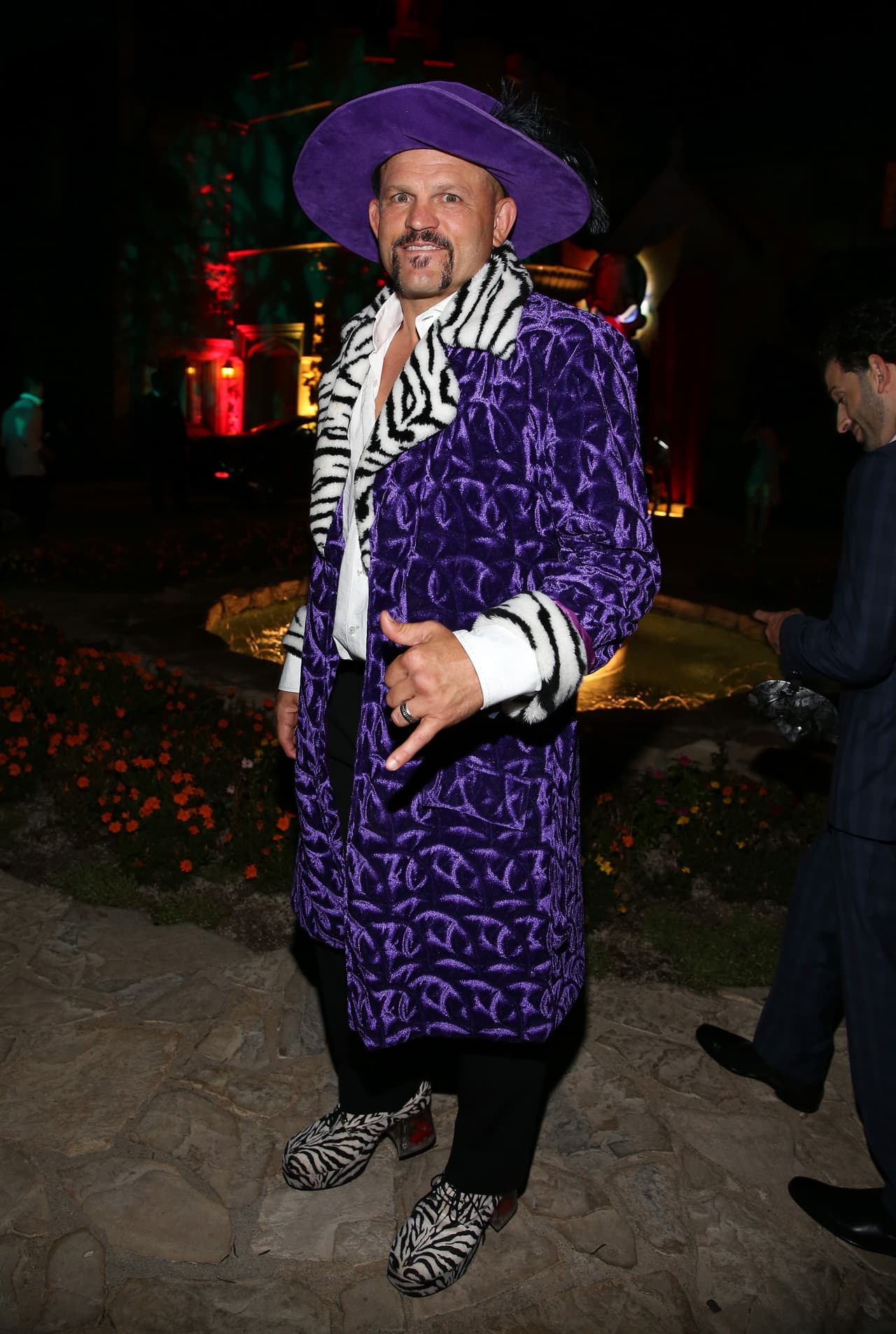 El experto en 'Mixed Martial Arts', Chuck Liddell, se disfrazó de un bizarro personaje.