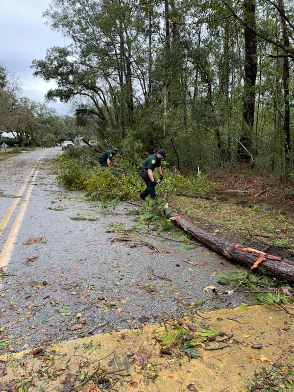 Y hasta los agentes del Sheriff han sido desplegados para los trabajos de limpieza.