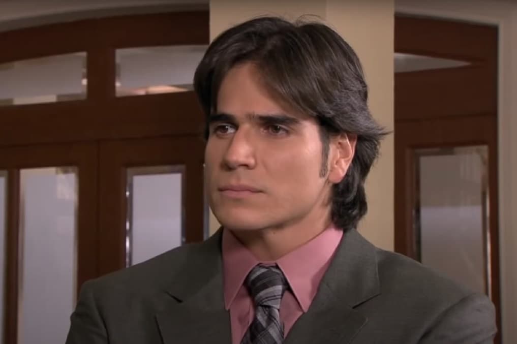 Finalmente, está el personaje de Fernando (Daniel Arenas) quien sería el equivalente de José Antonio en este ‘remake’. Se trata del prometido de la amiga de Teresa, a quien enamora dado a que es millonario. En un final alternativo, Fernando dispara a muerte a Teresa en venganza de haberlo usado.