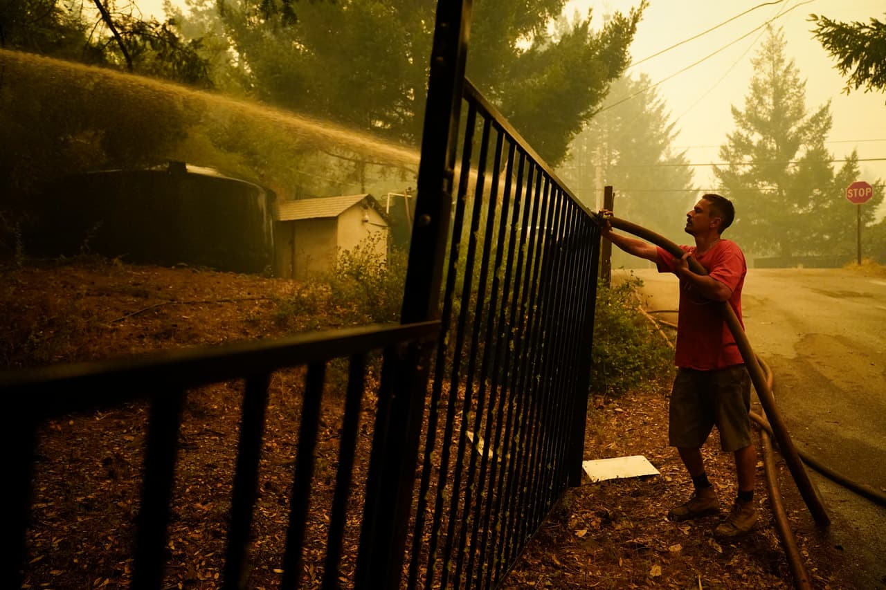 El CZU August Lightning Complex Fire ha dejado a su paso 50,000 acres calcinados y 50 estructuras destruidas. Brian Álvarez, un voluntario que ayuda a luchar contra los incendios, intenta salvar una de las 24,300 estructuras amenazadas por el fuego.