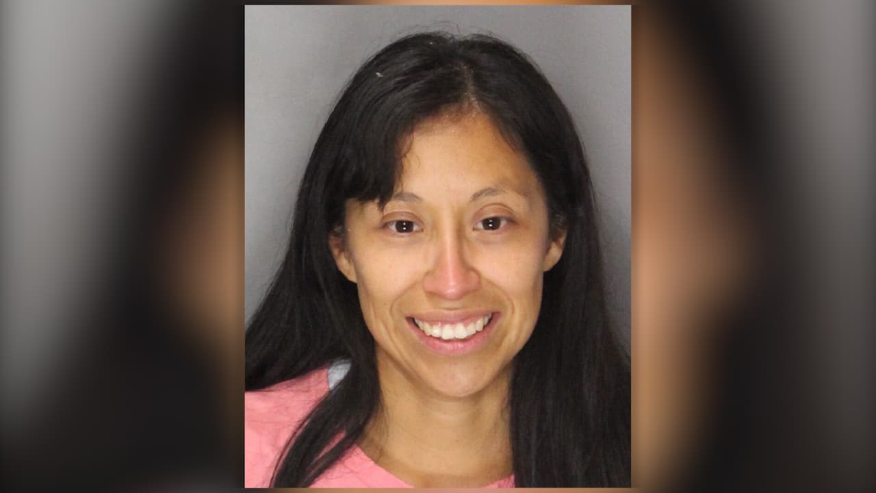 Detienen a una mujer que presuntamente disparó un arma múltiples veces en una vivienda donde tenía a sus tres hijos